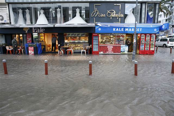 İzmir'de denizle kara birleşti...