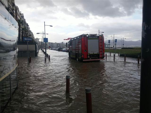 İzmir'de denizle kara birleşti...