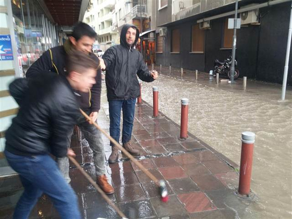 İzmir'de denizle kara birleşti...