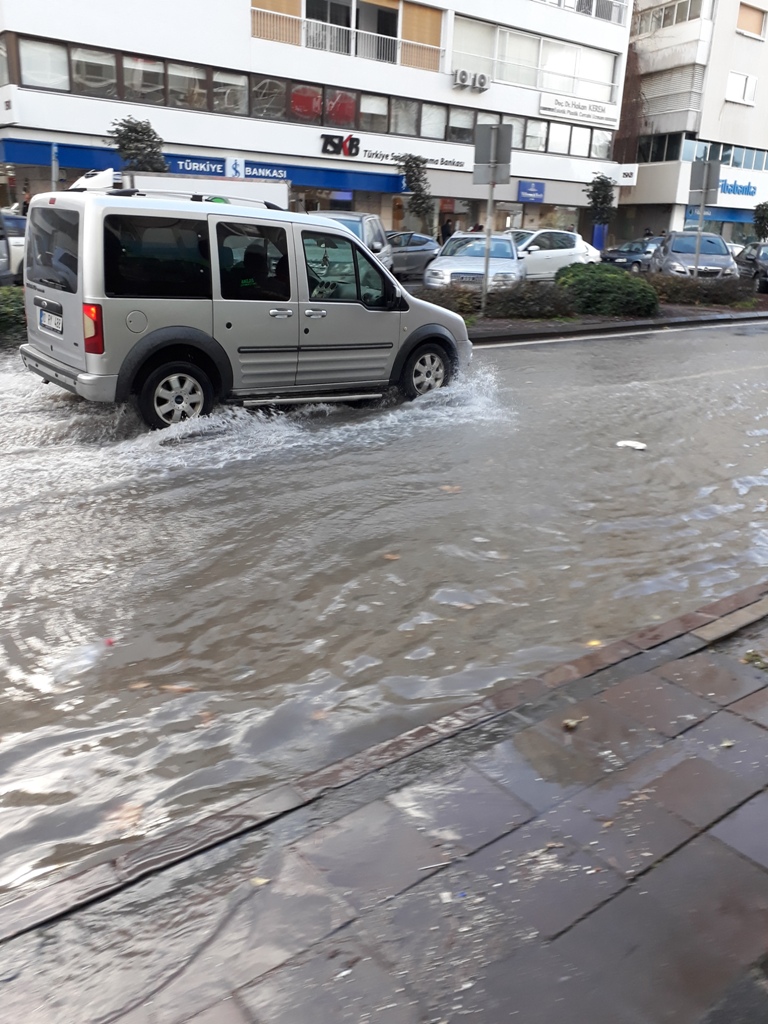 İzmir’de şiddetli lodos hayatı olumsuz etkiledi