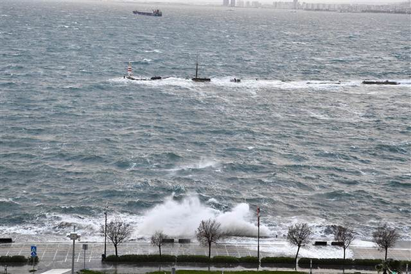 İzmir'de denizle kara birleşti...