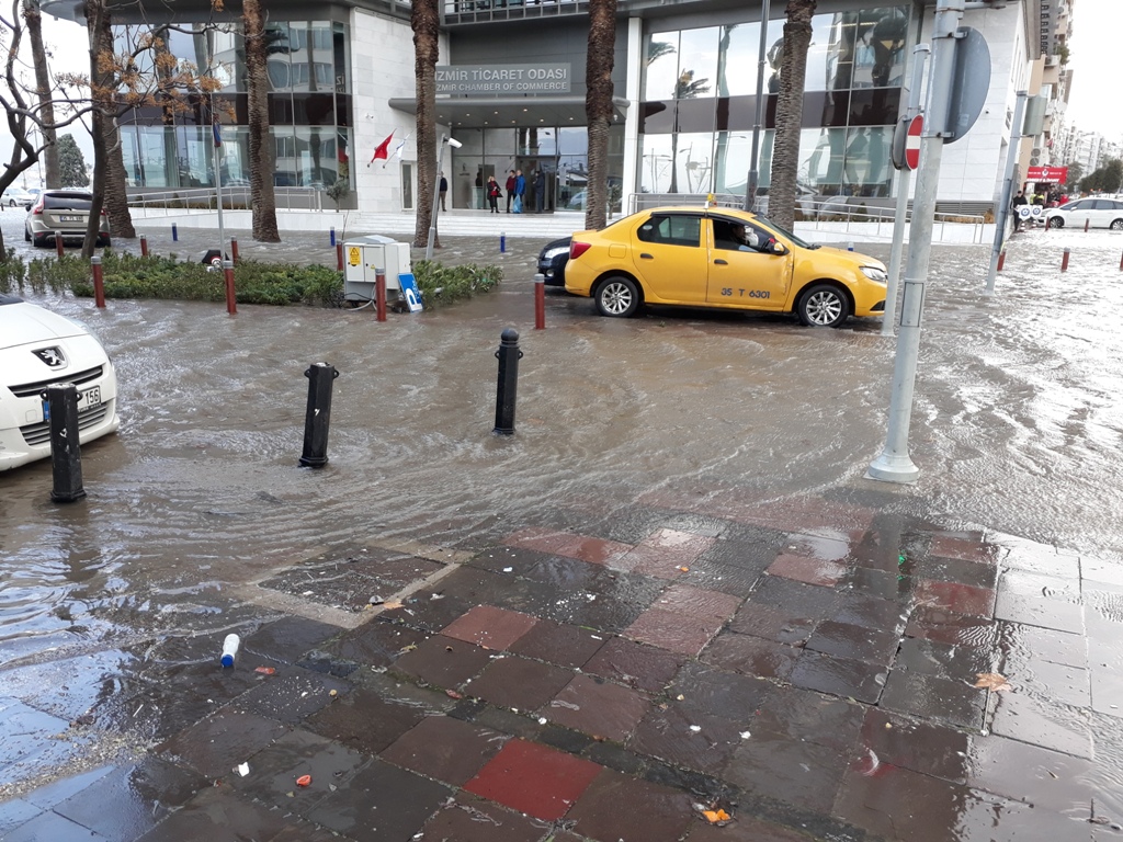 İzmir’de şiddetli lodos hayatı olumsuz etkiledi