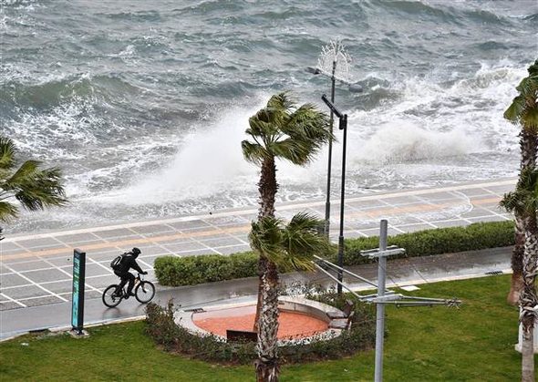 İzmir'de denizle kara birleşti...