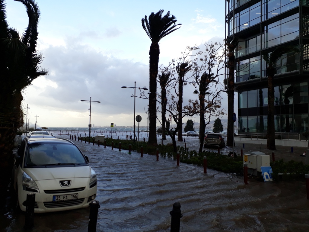 İzmir’de şiddetli lodos hayatı olumsuz etkiledi