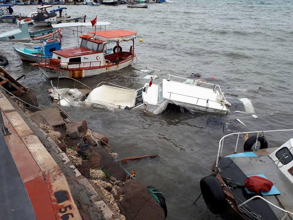 İzmir’de şiddetli lodos hayatı olumsuz etkiledi