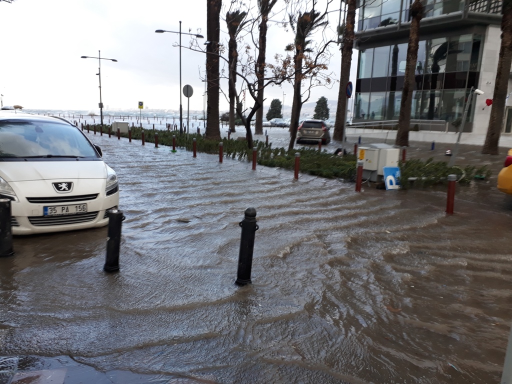 İzmir’de şiddetli lodos hayatı olumsuz etkiledi