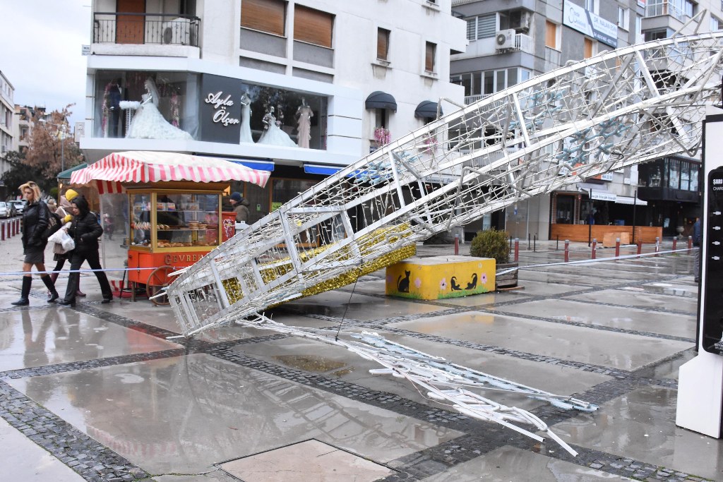 İzmir’de şiddetli lodos hayatı olumsuz etkiledi