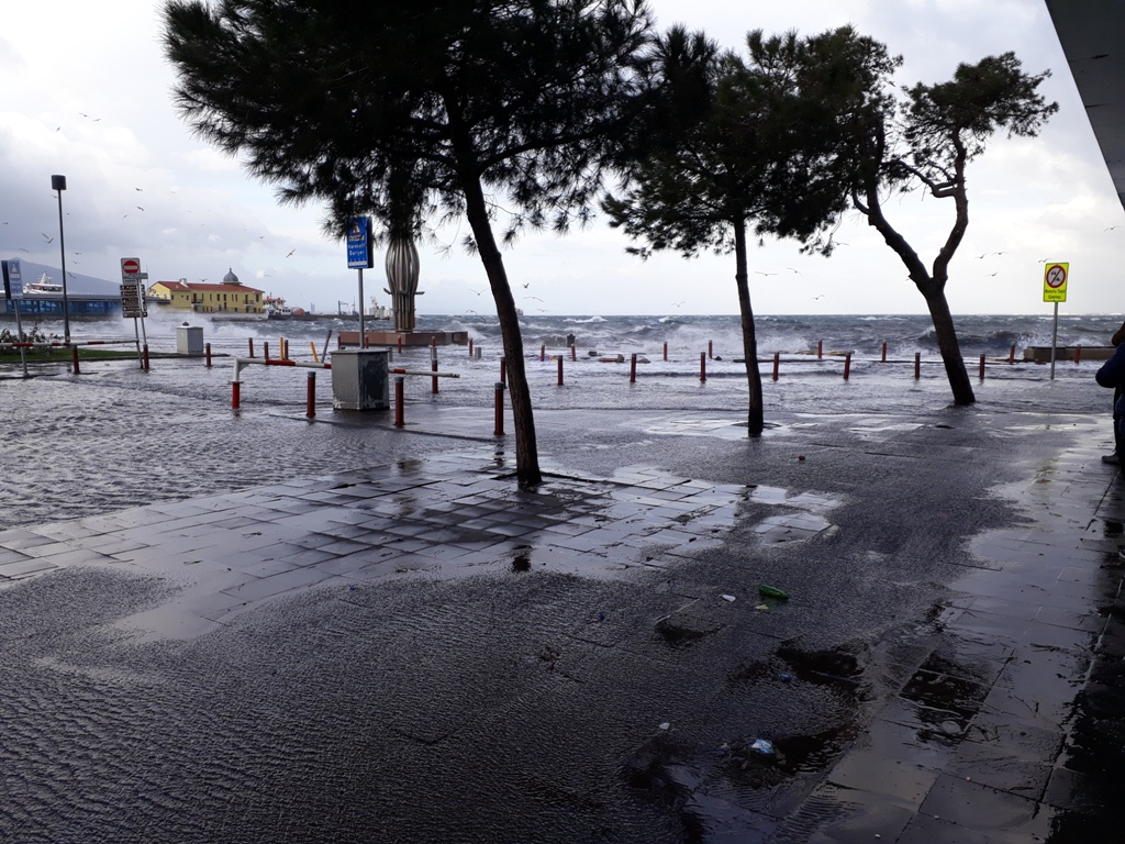 İzmir’de şiddetli lodos hayatı olumsuz etkiledi