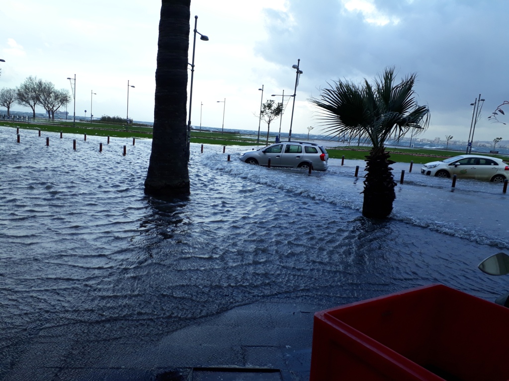 İzmir’de şiddetli lodos hayatı olumsuz etkiledi