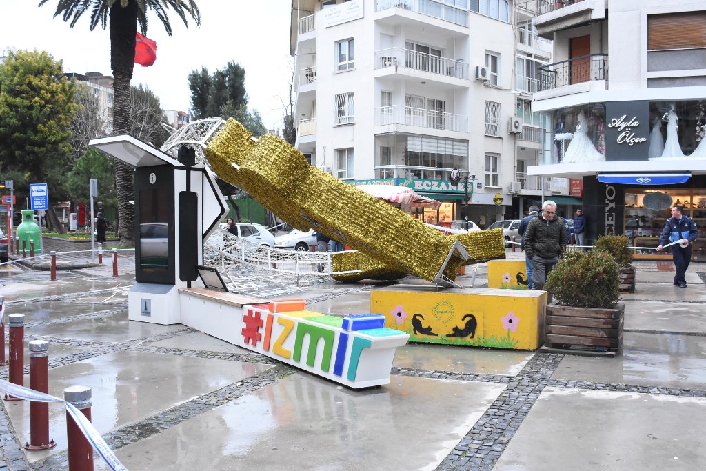 İzmir’de şiddetli lodos hayatı olumsuz etkiledi