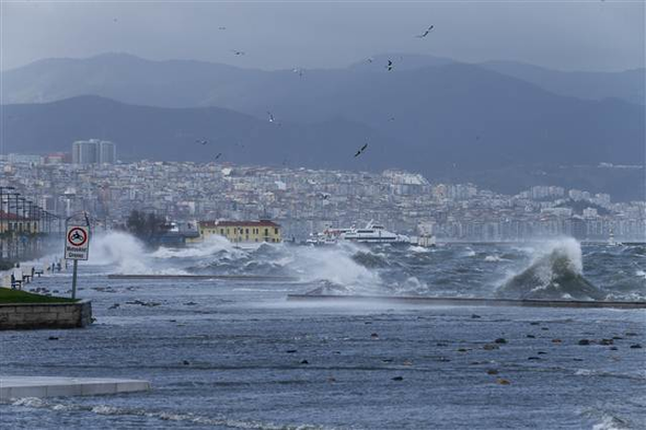 İzmir'de denizle kara birleşti...
