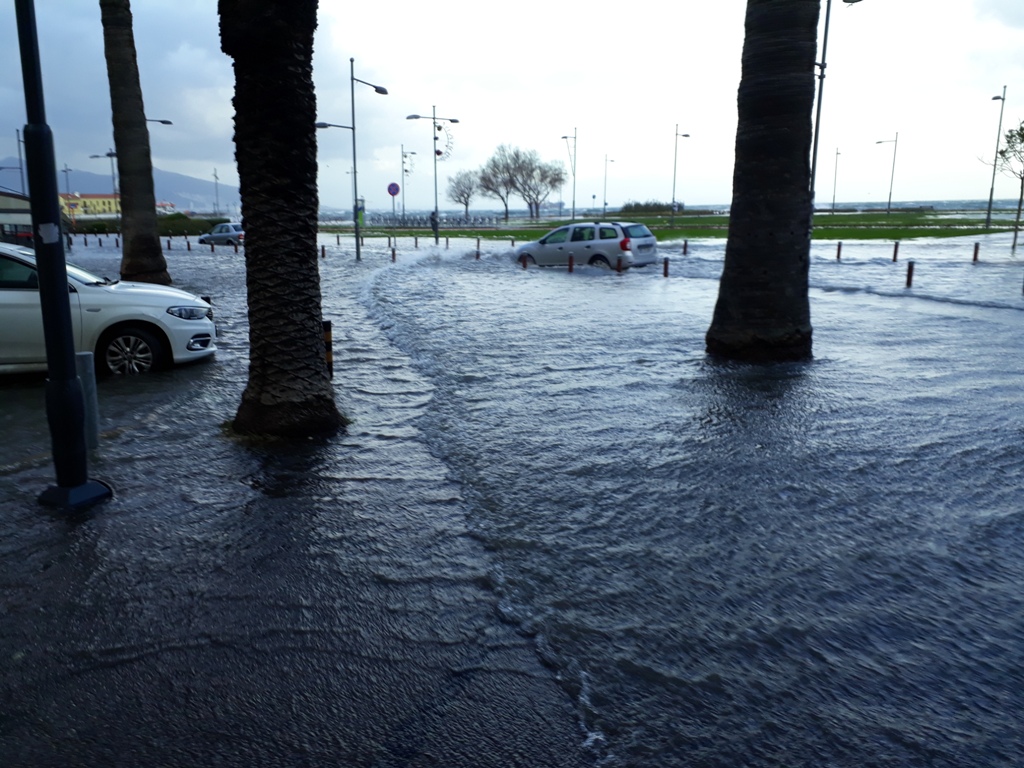 İzmir’de şiddetli lodos hayatı olumsuz etkiledi