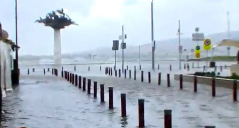 İzmir'de denizle kara birleşti...