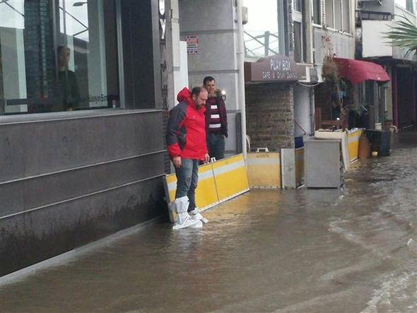 İzmir'de denizle kara birleşti...