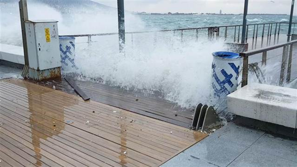 İzmir'de denizle kara birleşti...
