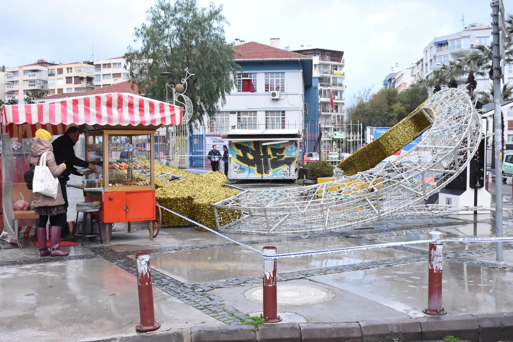 İzmir’de şiddetli lodos hayatı olumsuz etkiledi