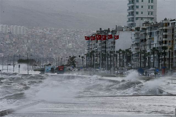 İzmir'de denizle kara birleşti...