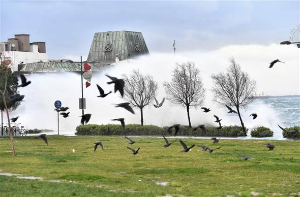 İzmir'de denizle kara birleşti...