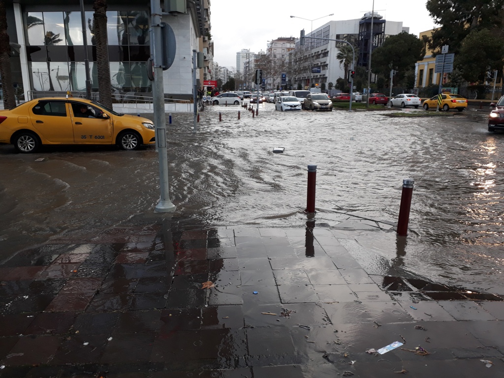 İzmir’de şiddetli lodos hayatı olumsuz etkiledi