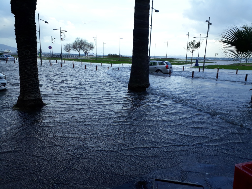 İzmir’de şiddetli lodos hayatı olumsuz etkiledi