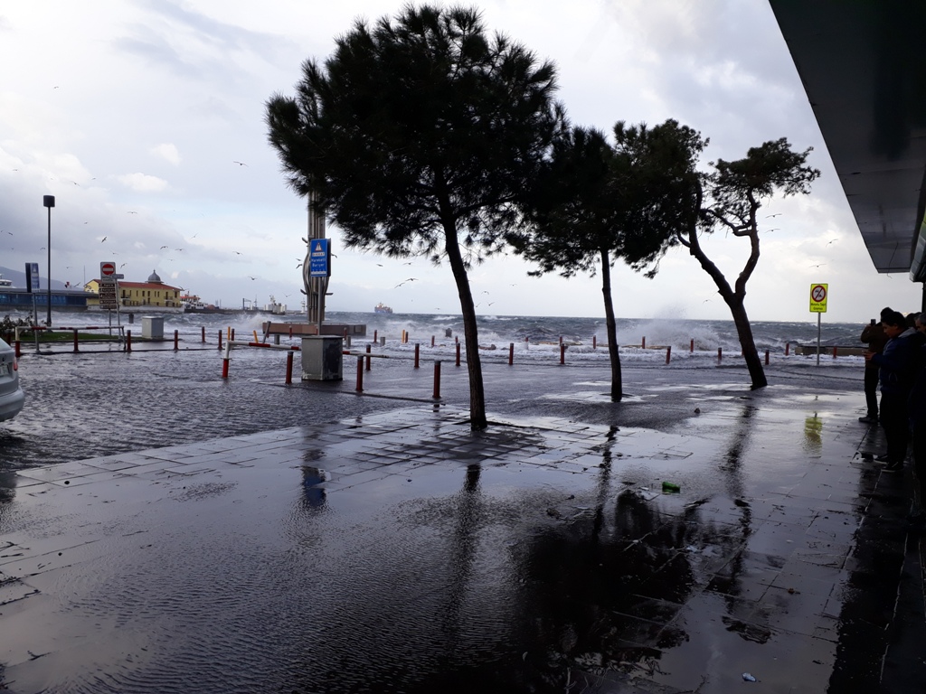 İzmir’de şiddetli lodos hayatı olumsuz etkiledi