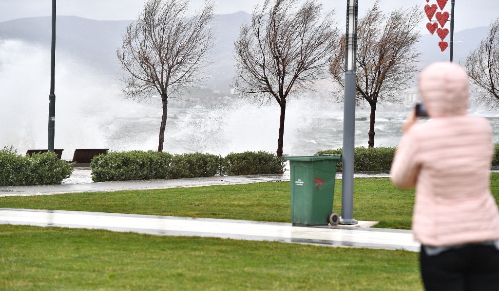 İzmir’de şiddetli lodos hayatı olumsuz etkiledi