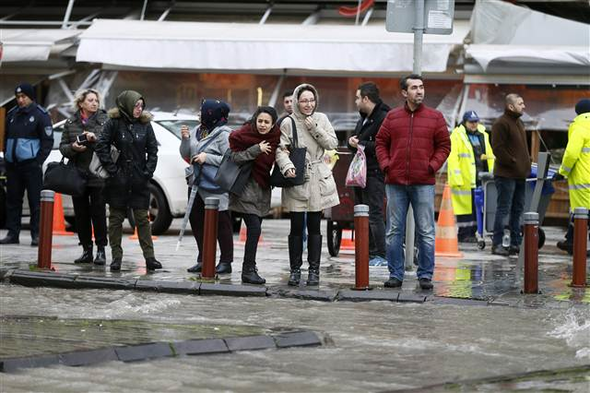 İzmir'de denizle kara birleşti...