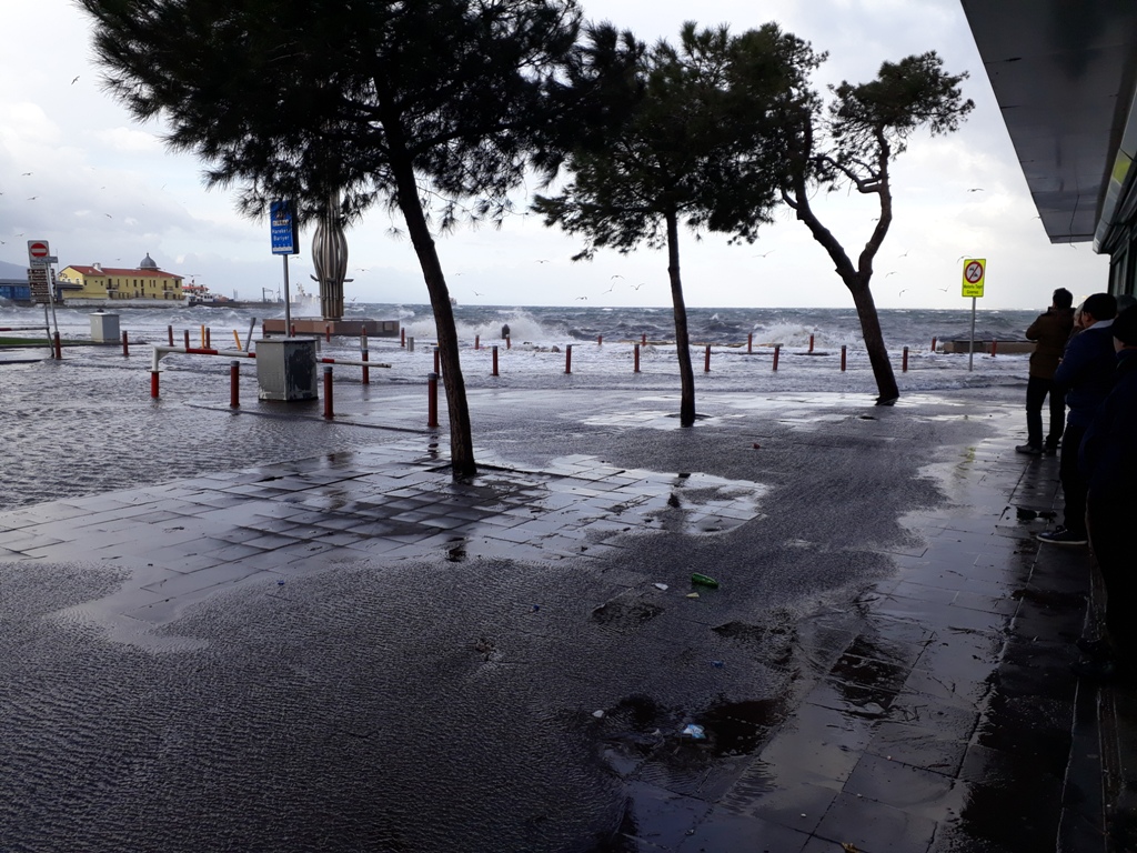 İzmir’de şiddetli lodos hayatı olumsuz etkiledi
