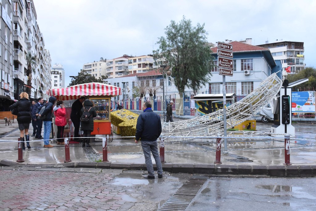İzmir’de şiddetli lodos hayatı olumsuz etkiledi
