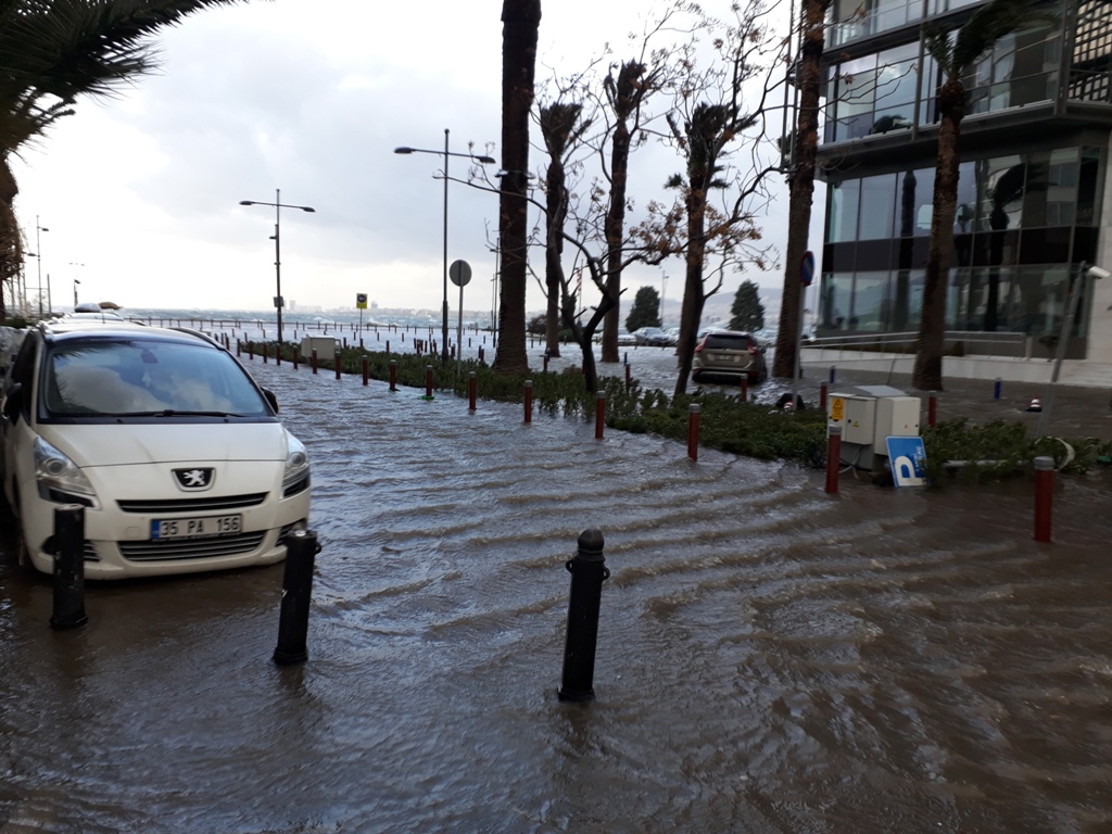 İzmir’de şiddetli lodos hayatı olumsuz etkiledi