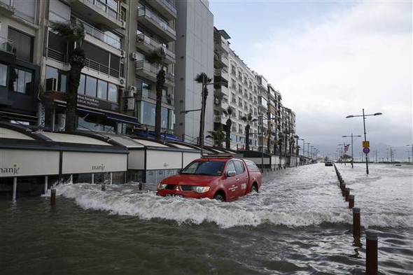 İzmir'de denizle kara birleşti...