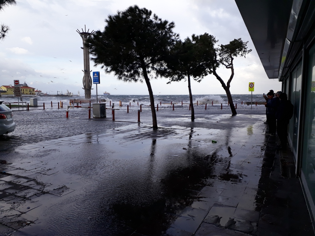 İzmir’de şiddetli lodos hayatı olumsuz etkiledi