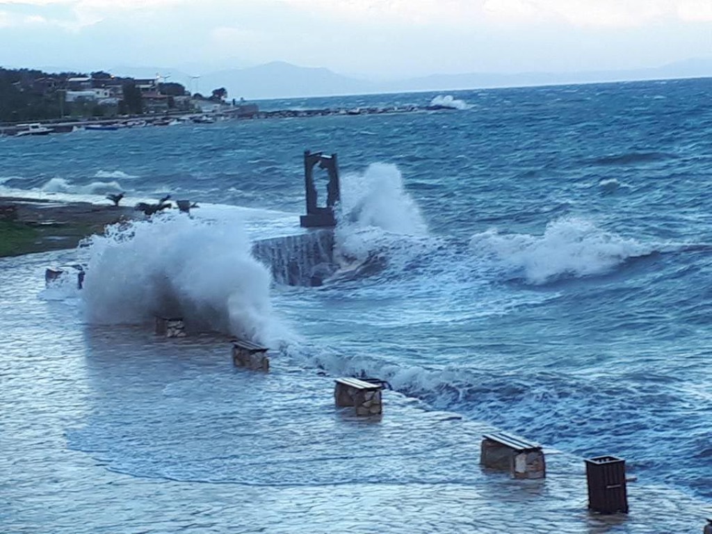 İzmir’de şiddetli lodos hayatı olumsuz etkiledi