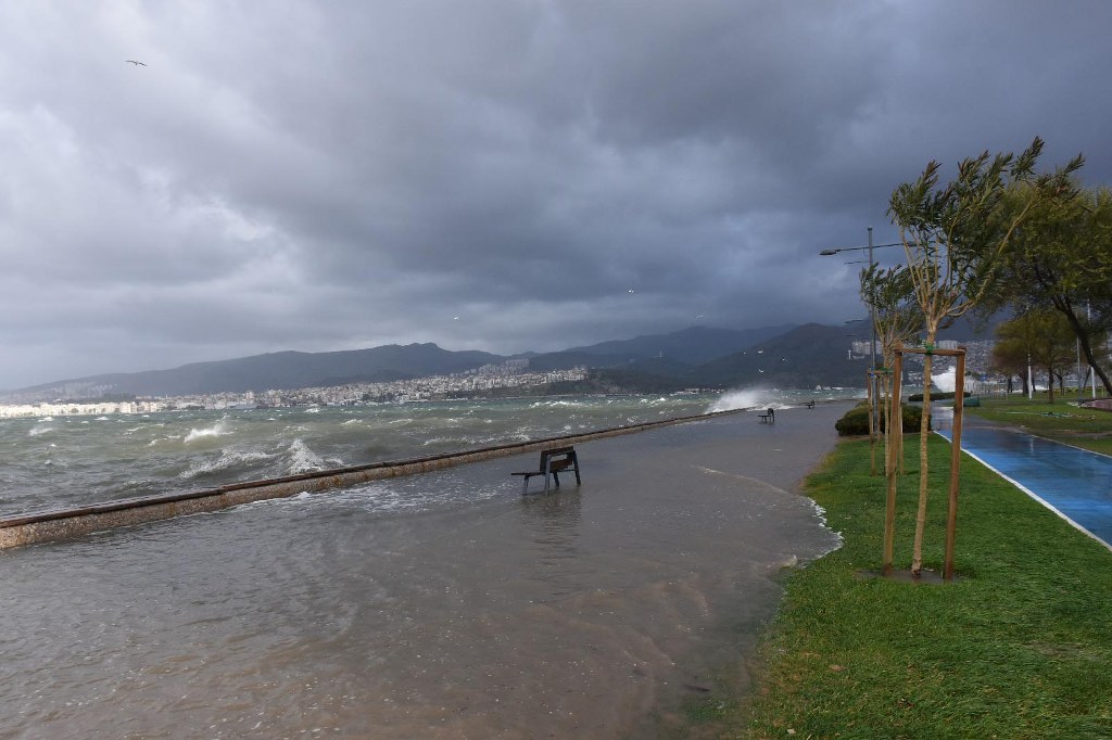İzmir’de şiddetli lodos hayatı olumsuz etkiledi