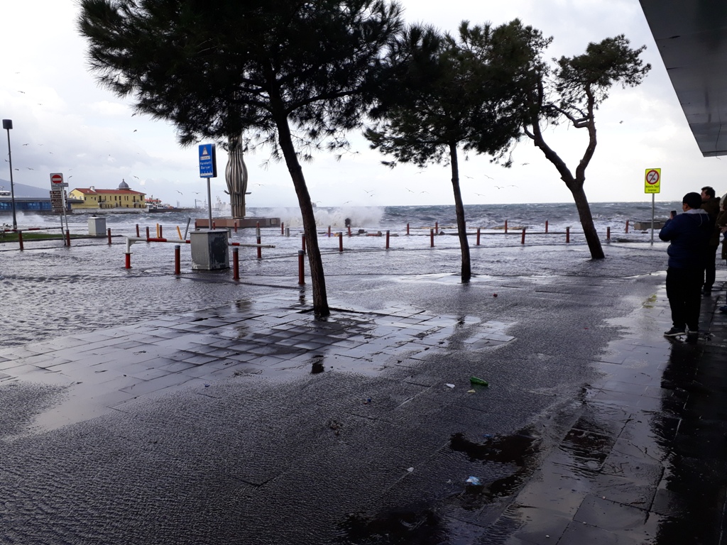 İzmir’de şiddetli lodos hayatı olumsuz etkiledi