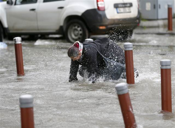 İzmir'de denizle kara birleşti...