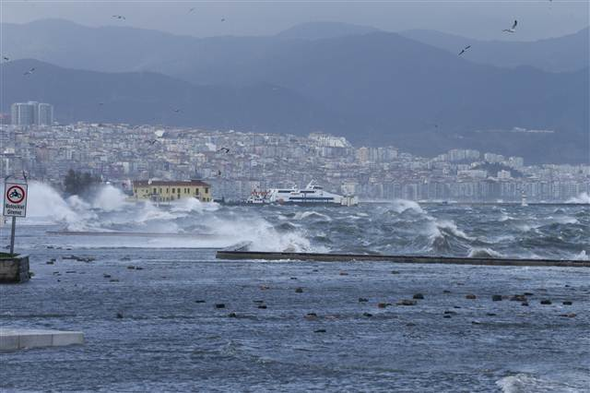 İzmir'de denizle kara birleşti...