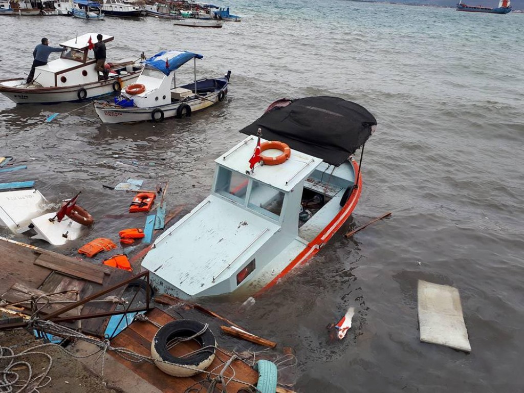 İzmir’de şiddetli lodos hayatı olumsuz etkiledi