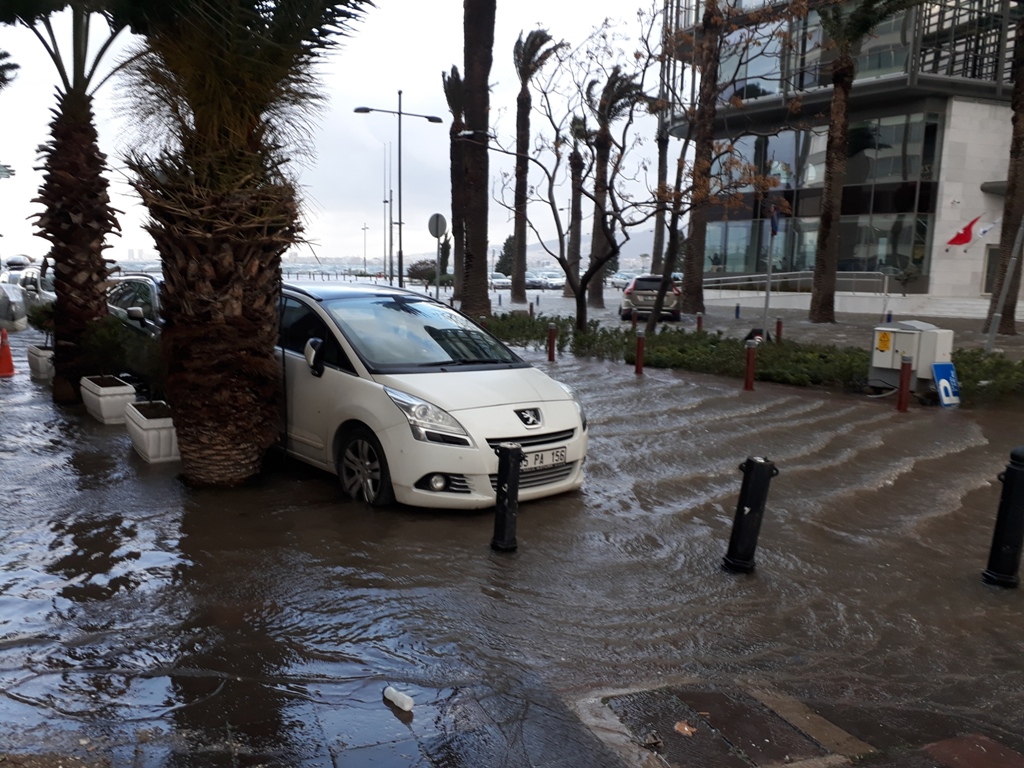 İzmir’de şiddetli lodos hayatı olumsuz etkiledi