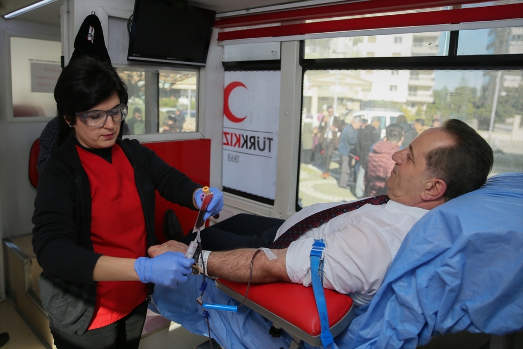 İzmir'de 'Zeytin Dalı Harekatı'na destek yürüyüşü