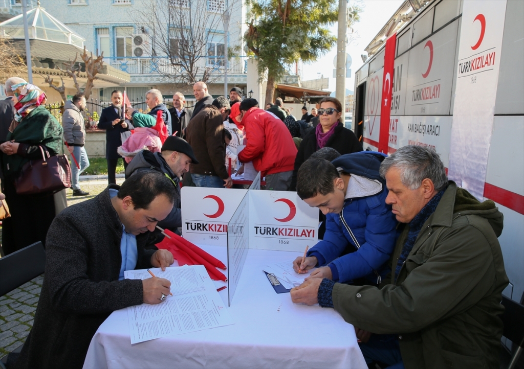 İzmir'de 'Zeytin Dalı Harekatı'na destek yürüyüşü