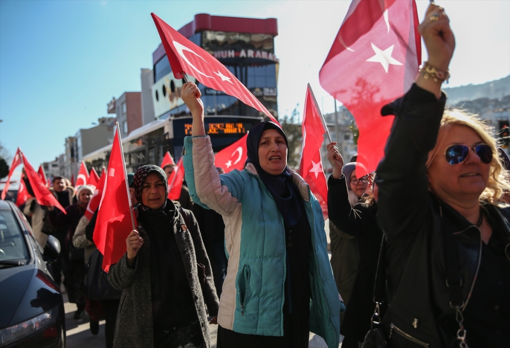 İzmir'de 'Zeytin Dalı Harekatı'na destek yürüyüşü