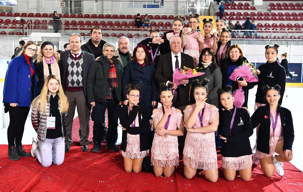 İzmir'de buz pateni şöleni