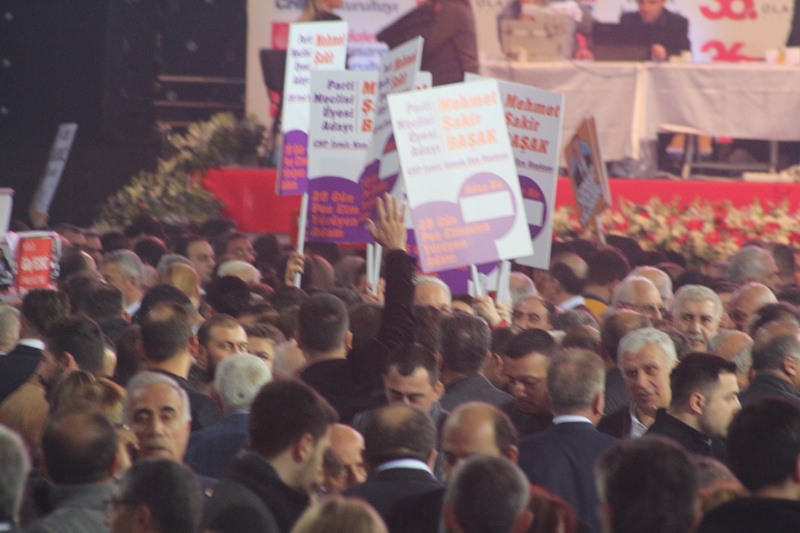 Kurultayda ikinci gün... PM heyecanı