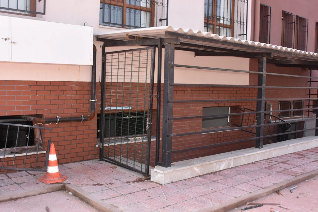 İzmir'de okulda doğalgaz patlaması