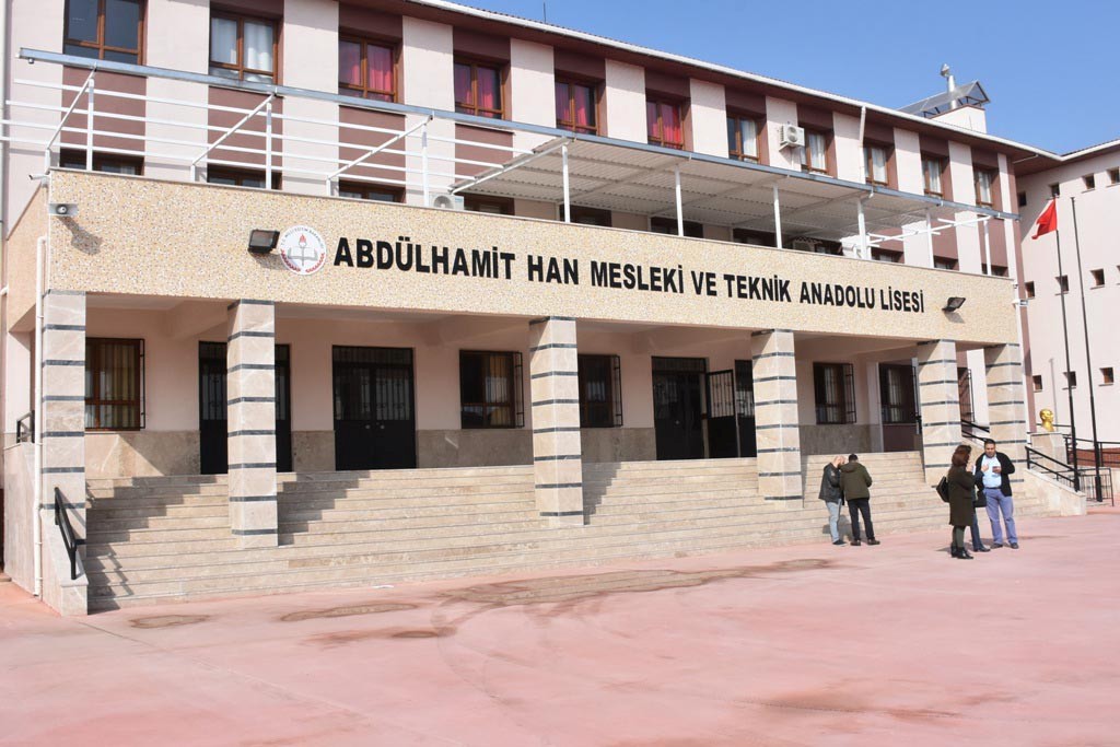İzmir'de okulda doğalgaz patlaması