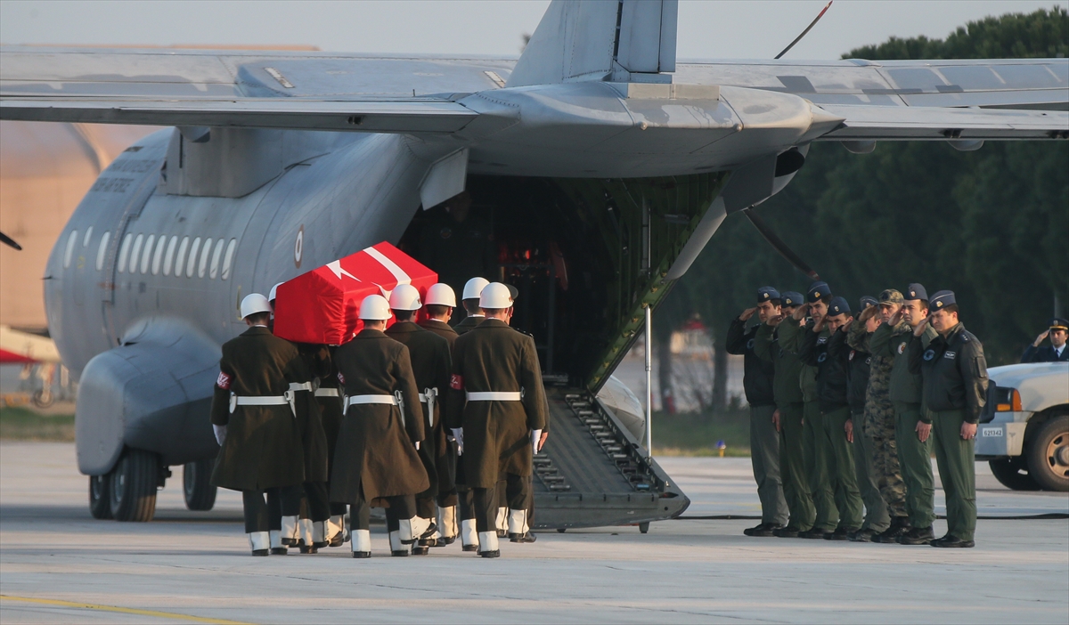 Şehit pilotlar memleketlerine uğurlandı
