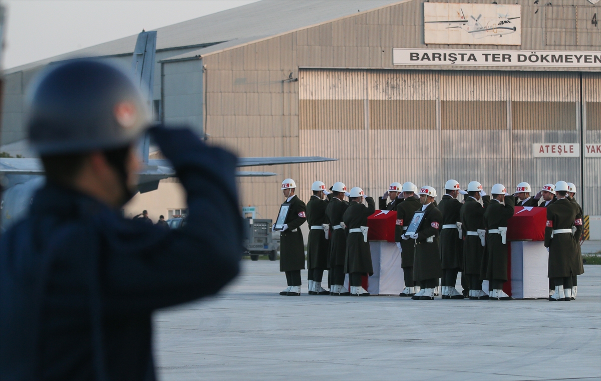 Şehit pilotlar memleketlerine uğurlandı
