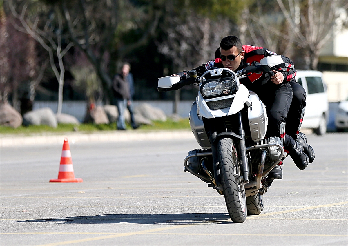 İzmir'de motosikletli polis timlerine taze kan