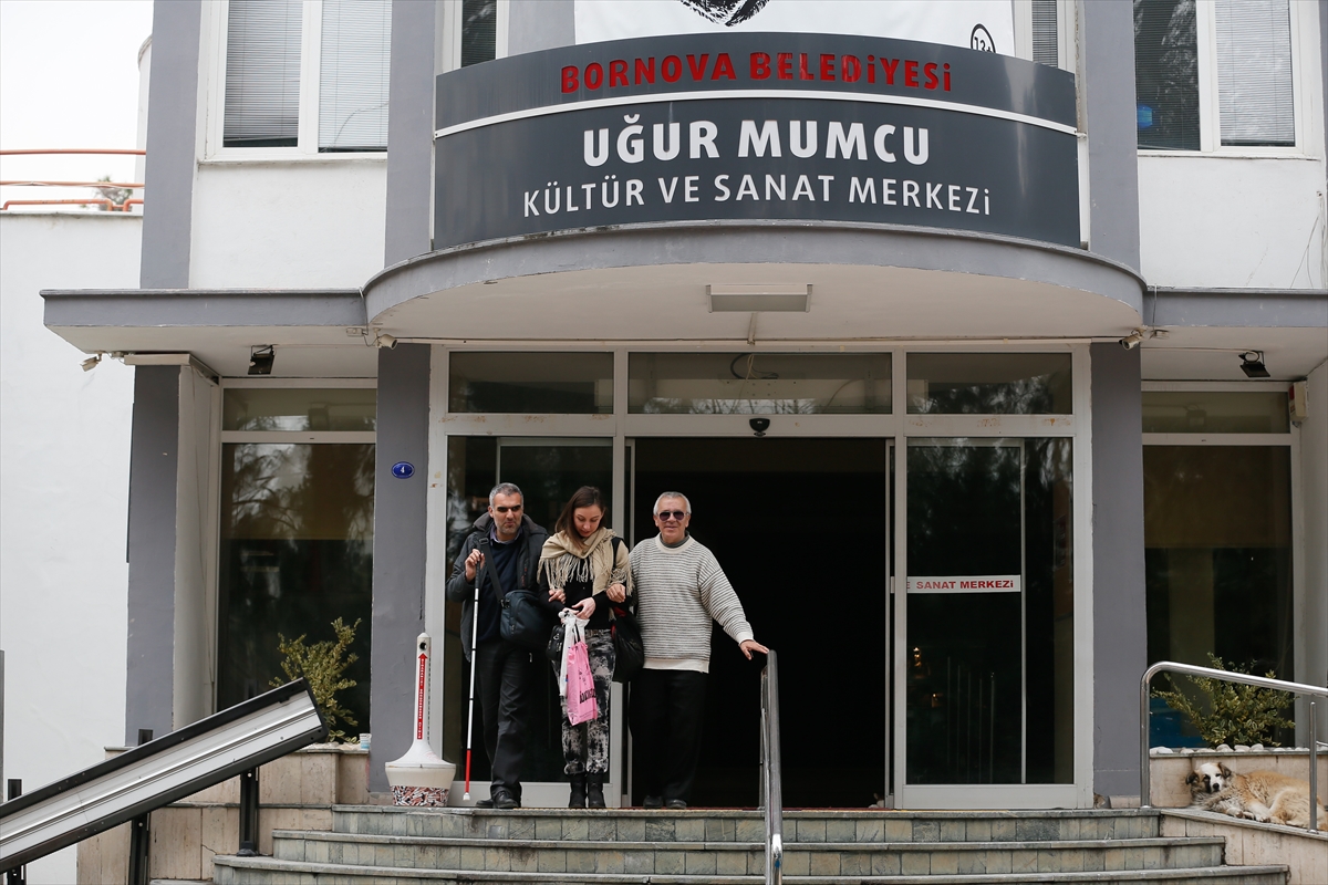 Görme engelli tiyatrocuların turne hayali